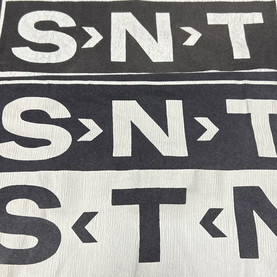 Printing proofing SAINT Mxxxxxx S>N>T LS TEE/BLACK Autumn and winter new S>N>T slogan crack printed long TEE Washed black S-XL Asut ready-made garments dyed The whole piece is sprayed with horse-hair spray and then sprayed again to fade the color. The collar and cuffs are frayed and many places are worn NEW VINTAGE heavy craftsmanship